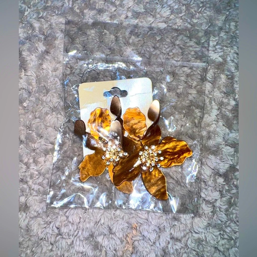 🤎🍂 Bronze Acrylic Resin Flower Earrings 🍂🤎 Brand New in Packet - Picture 11 of 12